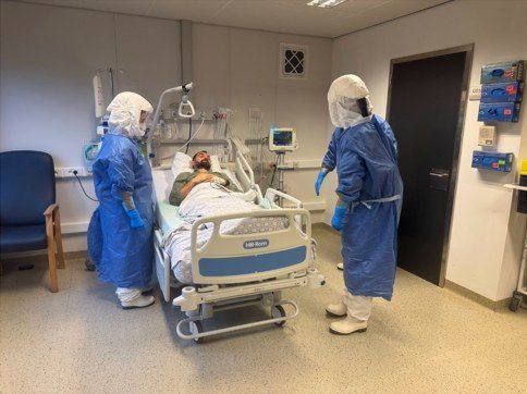 Handover in a hospital isolation room